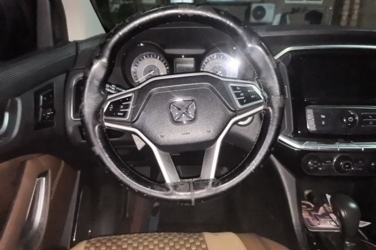 Used JMC Yusheng S350 2017 2.0T Automatic 2WD Diesel Luxury Version with Sunroof 5 Seats Steering Wheel