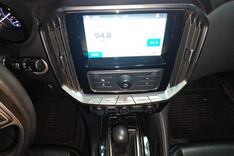 Used JMC Yusheng S350 2017 2.0T Automatic 2WD Diesel Luxury Version with Sunroof 5 Seats Audio And AC Panel