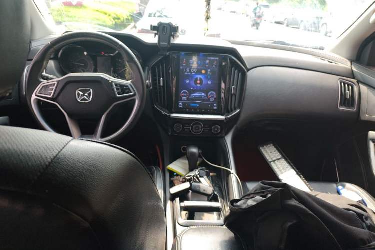 Used JMC Yusheng S350 2017 2.0T Automatic 2WD Diesel Luxury Version with Sunroof 7 Seats Center Console