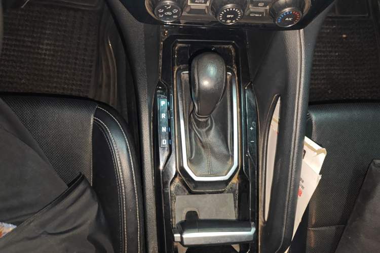 Used JMC Yusheng S350 2017 2.0T Automatic 2WD Diesel Luxury Version with Sunroof 5 Seats Gear Lever