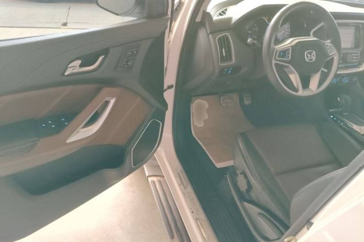 Used JMC Yusheng S350 2017 2.0T Automatic 2WD Diesel Luxury Edition 5 Seats Interior 3