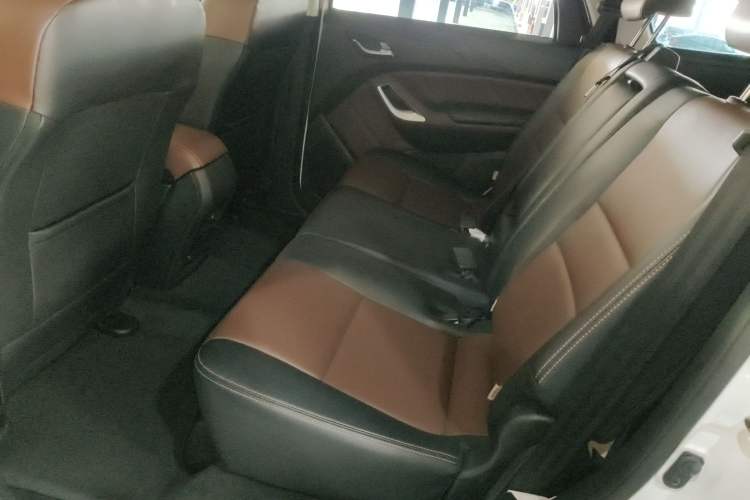 Used JMC Yusheng S350 2017 2.0T Automatic 2WD Diesel Luxury Edition 5 Seats Interior 4