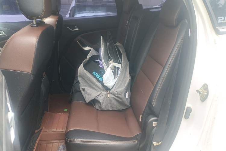 Used JMC Yusheng S350 2017 2.0T Automatic 2WD Diesel Luxury Version with Sunroof 5 Seats Left Rear Seat