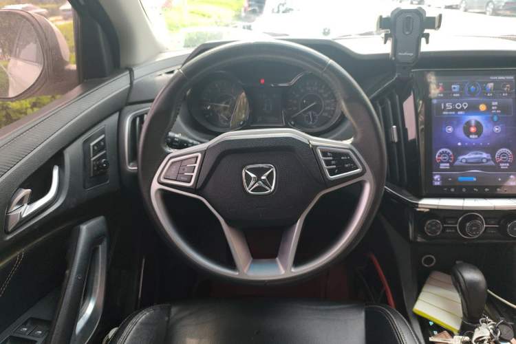 Used JMC Yusheng S350 2017 2.0T Automatic 2WD Diesel Luxury Version with Sunroof 7 Seats Steering Wheel