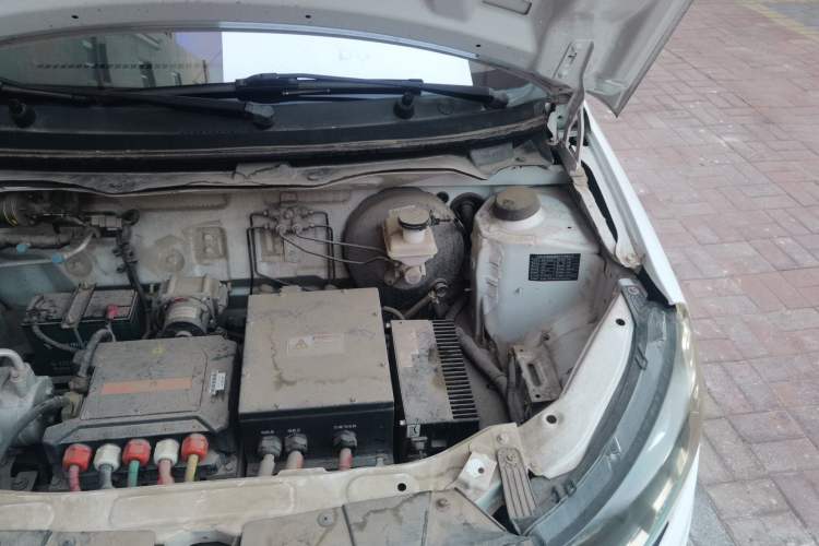 Used JMEV E160 2017 E160 Comfort Model Engine Bay Left
