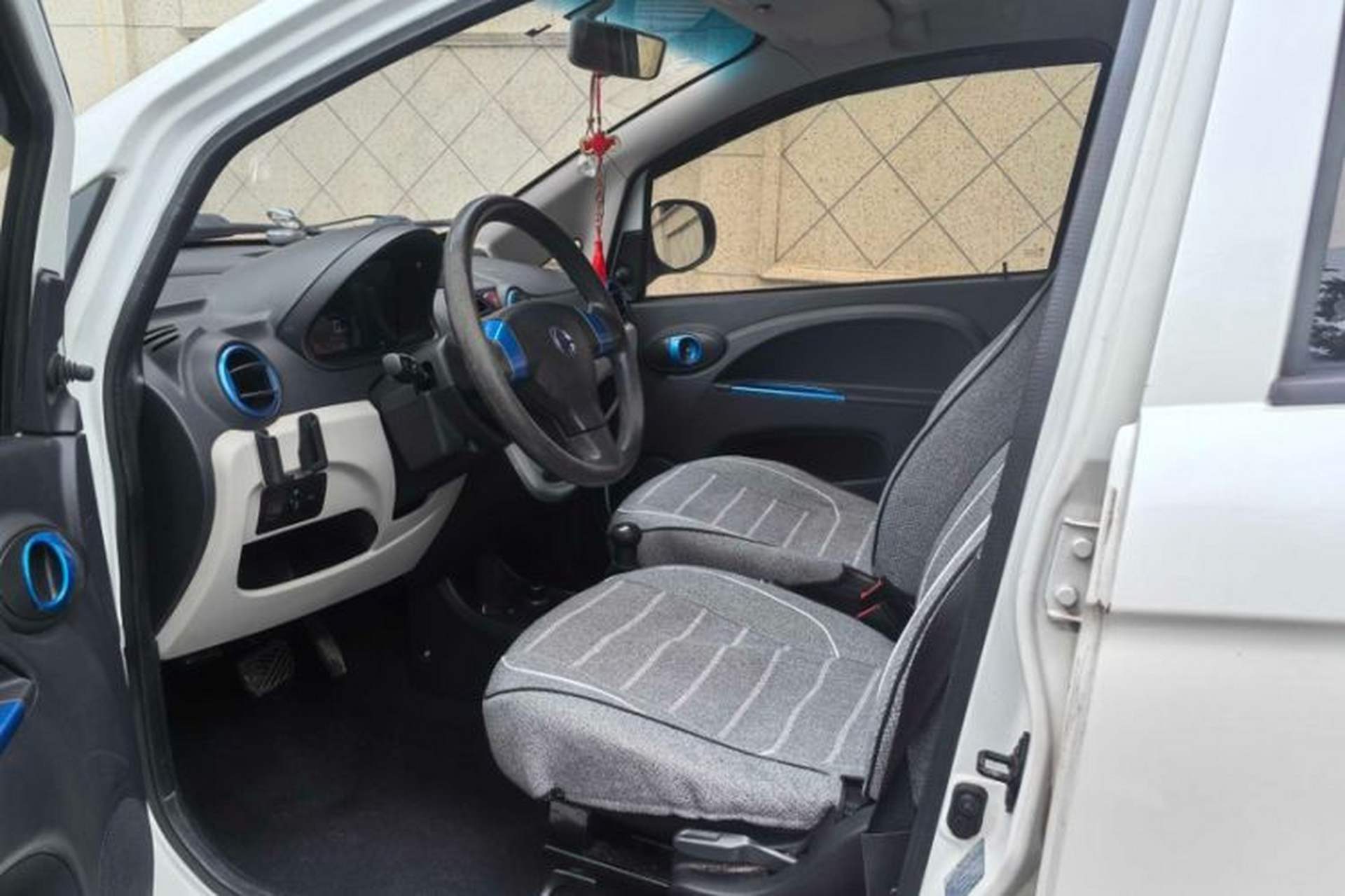 Used JMEV E200L 2018 E200L Standard Model (250 km) Interior 2