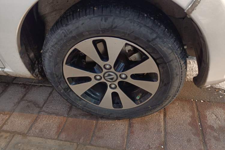 Used JMEV E200N 2018 E200N Luxury Model (250 km) Right Front Wheel Hub