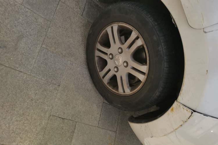 Used JMEV E200N 2020 E200N Fashion Edition (302 KM) Right Front Wheel Hub