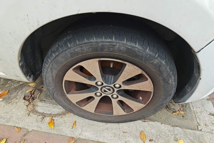 Used JMEV E200N 2020 E200N Fashion Edition (302 KM) Right Front Wheel Hub