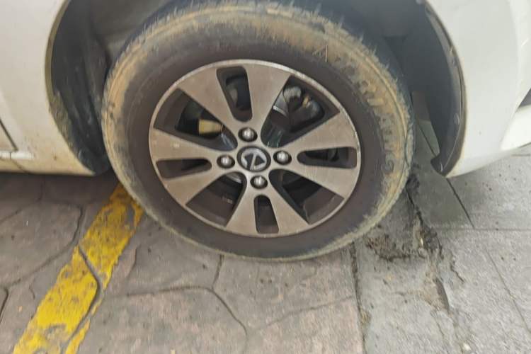Used JMEV E200N 2020 E200N Fashion Edition (302 KM) Right Front Wheel Hub