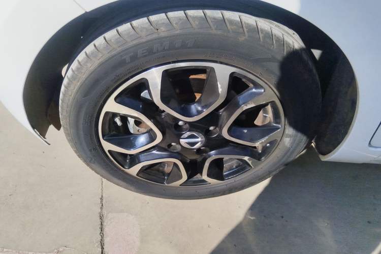 Used JMEV Ezi EV3 2022 Small Radar Yuebao Model Left Front Wheel Hub