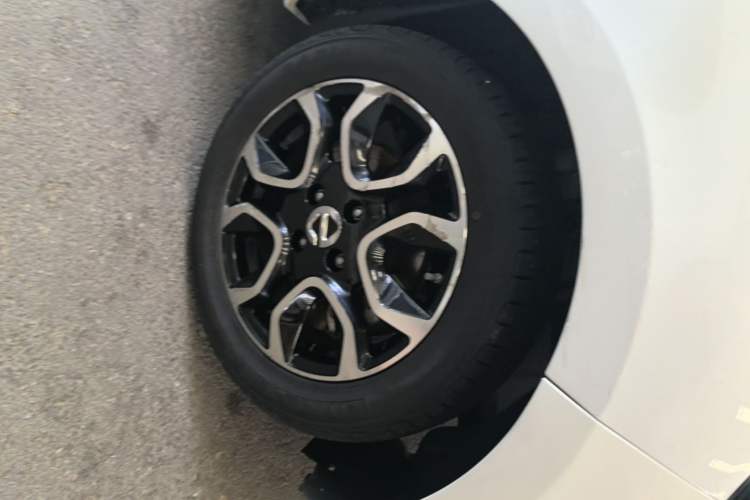 Used JMEV Ezi EV3 2022 Small Radar Yuebao Model Left Front Wheel Hub