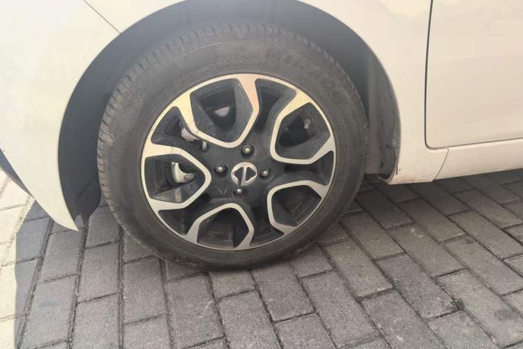 Used JMEV Ezi EV3 2022 Small Radar Yuebao Model Left Front Wheel Hub