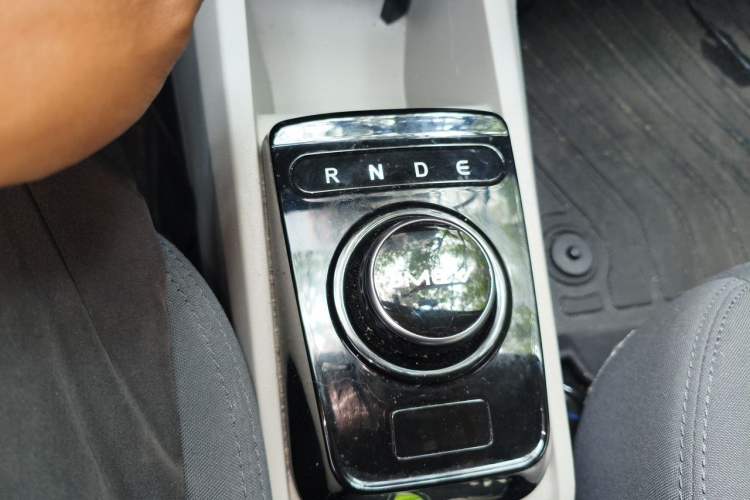 Used JMEV Ezi EV3 2024 Youth Edition 330KM Luxury Model Gear Lever