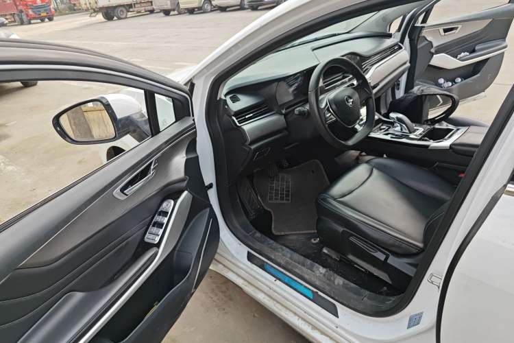Used JMEV GSE 2022 Standard Range Industry Custom Edition Interior 3