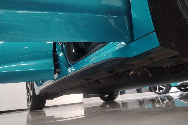 Used JMEV GSE 2023 Standard Range Industry Edition Right Side Sill