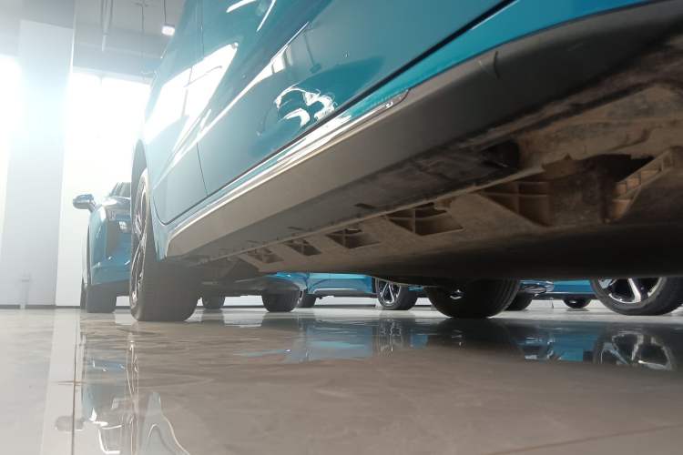 Used JMEV GSE 2023 Standard Range Industry Edition Right Side Sill
