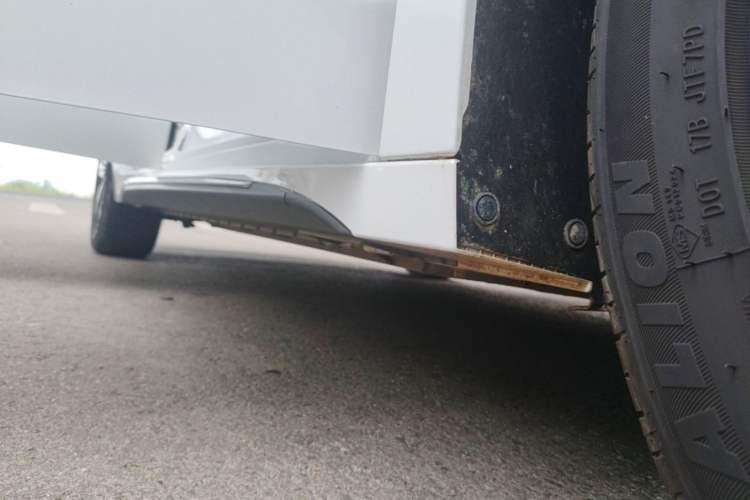 Used JMEV GSE 2023 Standard Range Industry Edition Right Side Sill