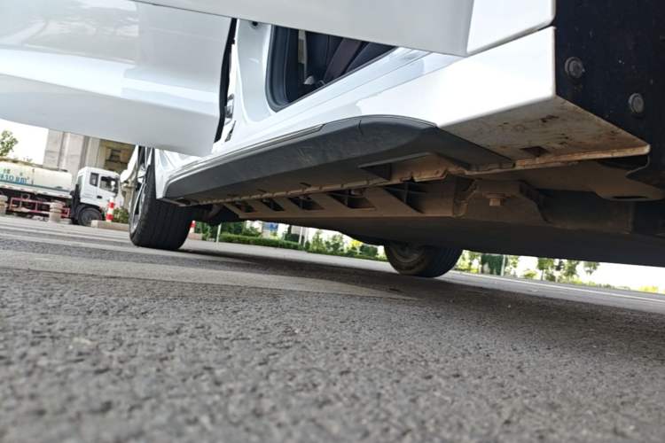 Used JMEV GSE 2023 Standard Range Industry Edition Right Side Sill