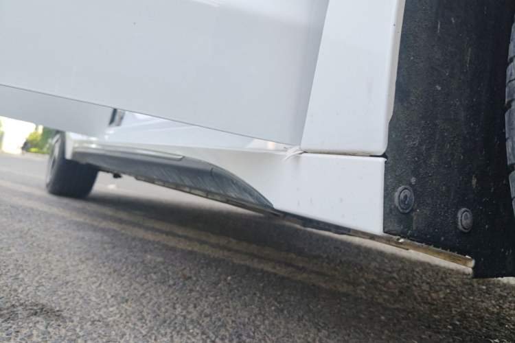 Used JMEV GSE 2023 Standard Range Industry Edition Right Side Sill