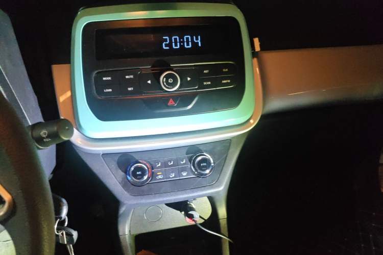 Used JMEV Xiao Qilin 2023 Joyful Edition 201km Comfort Model Audio And AC Panel