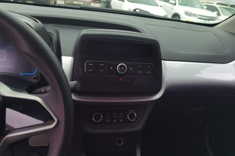 Used JMEV Xiao Qilin 2023 Joyful Edition 201km Comfort Model Audio And AC Panel