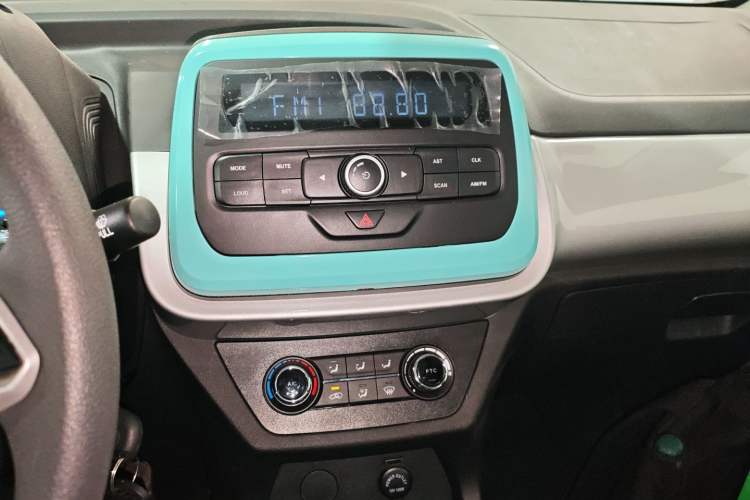 Used JMEV Xiao Qilin 2023 Joyful Edition 201km Comfort Model Audio And AC Panel