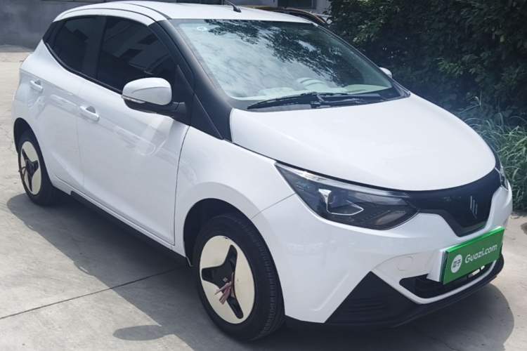 Used JMEV Xiao Qilin 2024 201 km Luxury Version Front Right 45 Deg