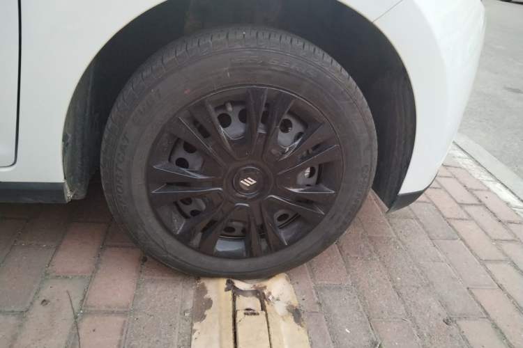 Used JMEV Xiao Qilin 2024 201 km Luxury Version Right Front Wheel Hub