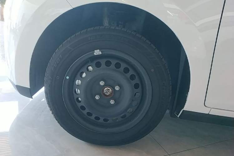 Used JMEV Xiao Qilin 2026 Model PLUS+ Comfort Version Left Front Wheel Hub