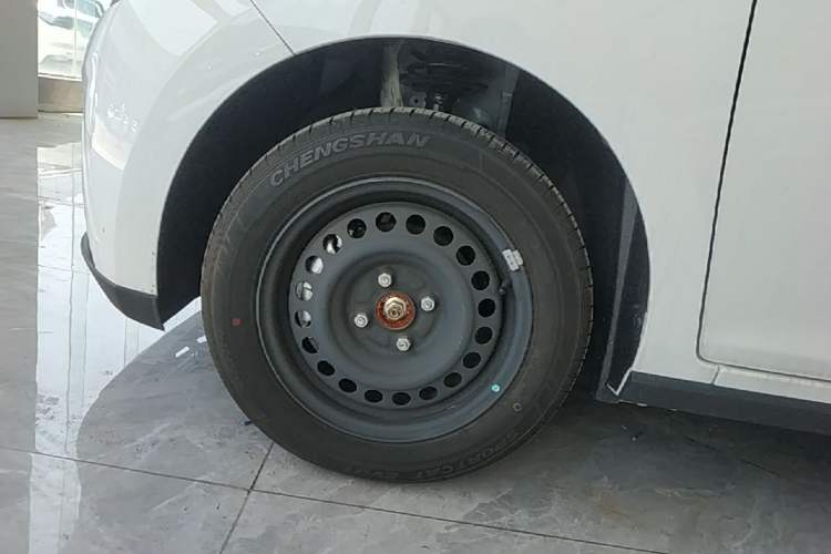 Used JMEV Xiao Qilin 2026 Model PLUS+ Comfort Version Left Front Wheel Hub