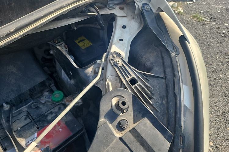 Used Joylong iFly 2014 2.4L Luxury Model Engine Bay Left