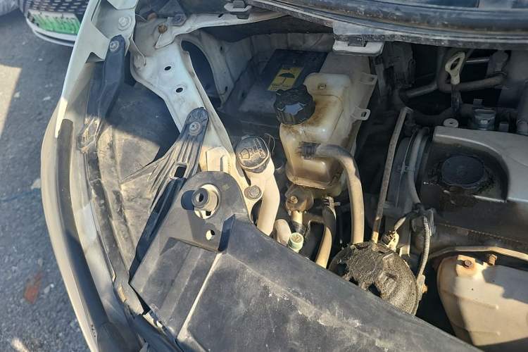 Used Joylong iFly 2014 2.4L Luxury Model Engine Bay Right