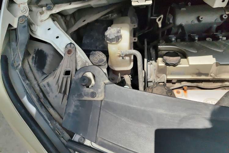 Used Joylong iFly 2017 2.4L Automatic Supreme Model Engine Bay Right