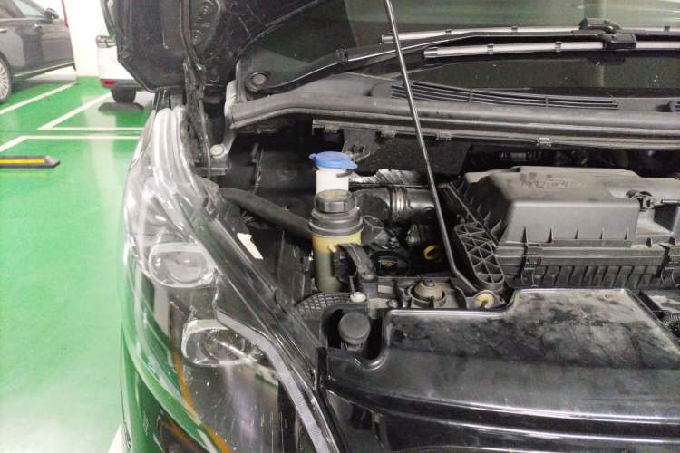 Used Juntian Black Warrior Youth 2022 2.0T Top-of-the-Line Version Engine Bay Right