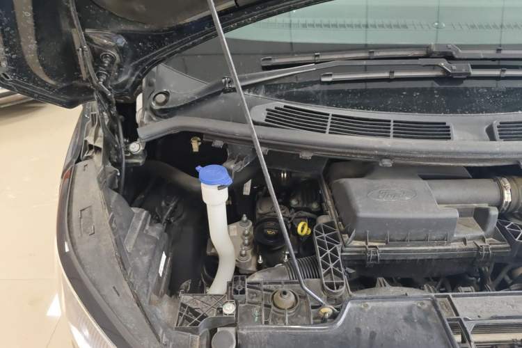 Used Juntian Black Warrior Youth 2023 2.0T Gasoline Standard Edition Engine Bay Right