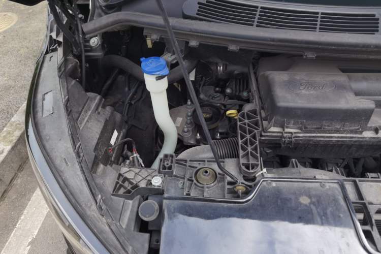 Used Juntian Black Warrior Youth 2023 2.0T Gasoline Standard Edition Engine Bay Right