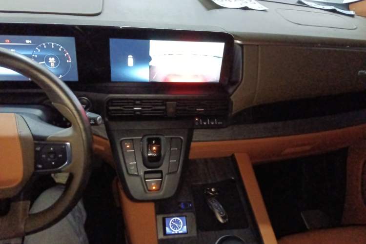 Used Juntian Black Warrior Youth 2025 2.0T Gasoline Top-of-the-Line Version Audio And AC Panel