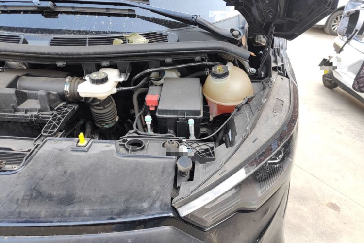 Used Juntian Black Warrior Youth 2025 2.0T Gasoline Top-of-the-Line Version Engine Bay Left
