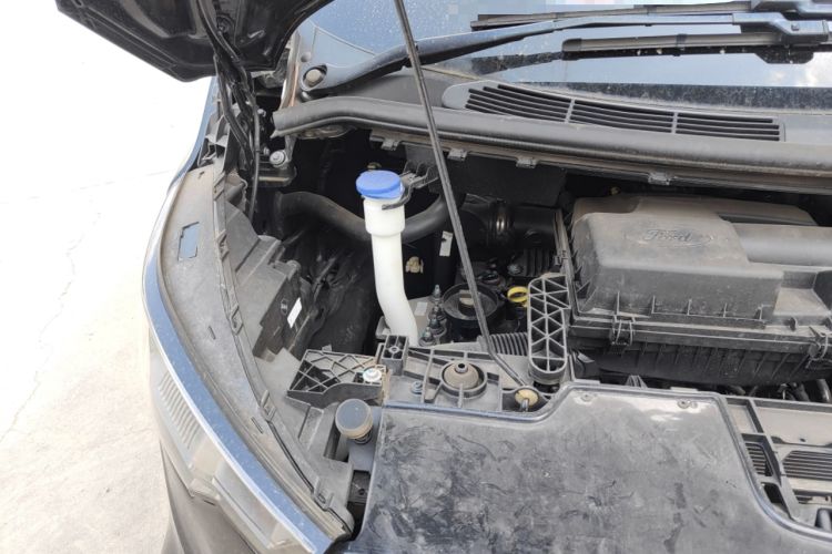 Used Juntian Black Warrior Youth 2025 2.0T Gasoline Top-of-the-Line Version Engine Bay Right