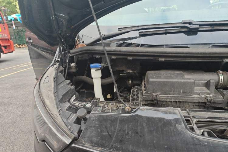 Used Juntian Black Warrior Youth 2025 2.0T Gasoline Top-of-the-Line Version Engine Bay Right