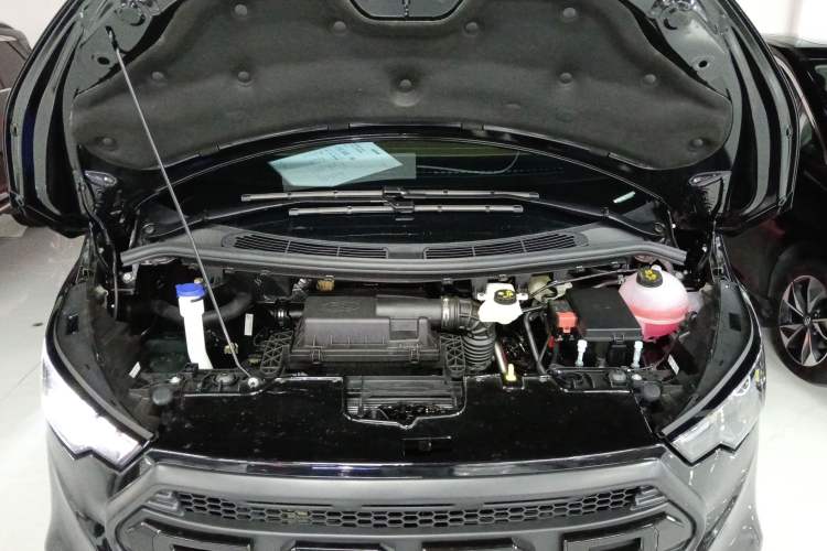 Used Juntian Black Warrior Youth 2025 2.0T Gasoline Top-of-the-Line Version Engine Bay