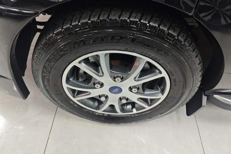 Used Juntian Black Warrior Youth 2025 2.0T Gasoline Top-of-the-Line Version Left Front Wheel Hub