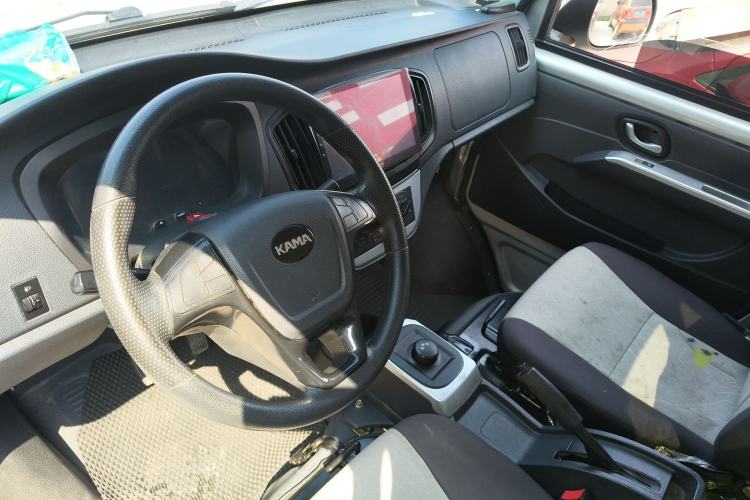 Used Kama Ruiteng 2023 Flatbed Truck Center Console