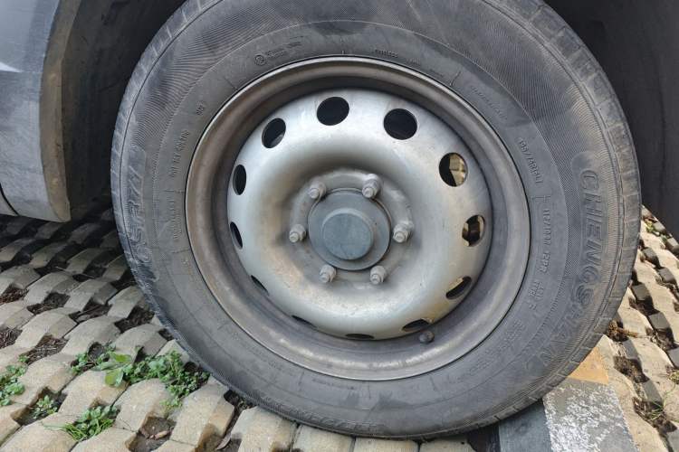 Used Karry Dolphin EV 2023 Wealth Edition Right Front Wheel Hub
