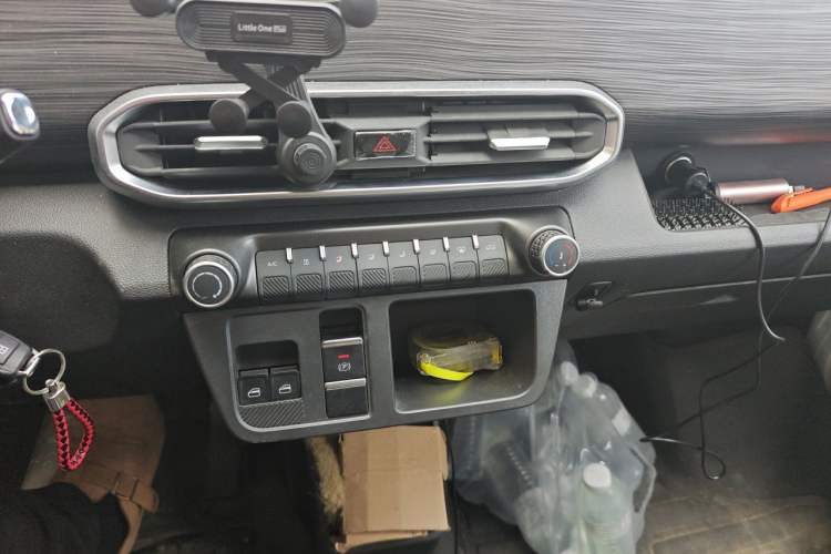 Used Karry Dolphin EV 2026 Model Dolphin K7 310 km Standard Edition Audio And AC Panel