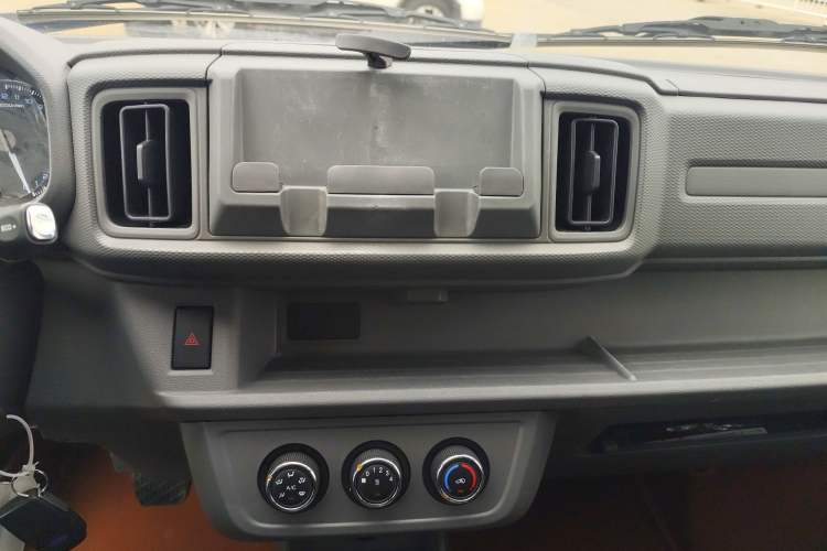 Used Karry Jiangtun E5 2024 268 km Range Open-Window 6-Seater Version Audio And AC Panel