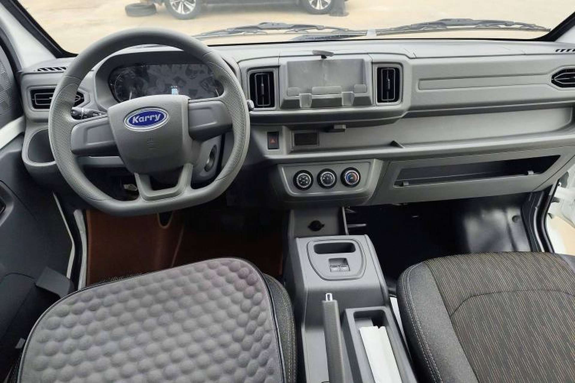 Used Karry Jiangtun E5 2024 268 km Range Open-Window 6-Seater Version Center Console