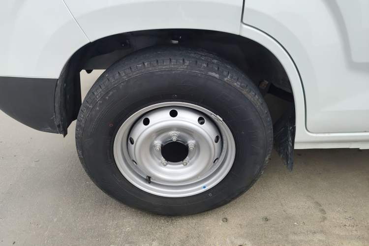 Used Karry Jiangtun E5 2024 268 km Range Open-Window 6-Seater Version Left Front Wheel Hub