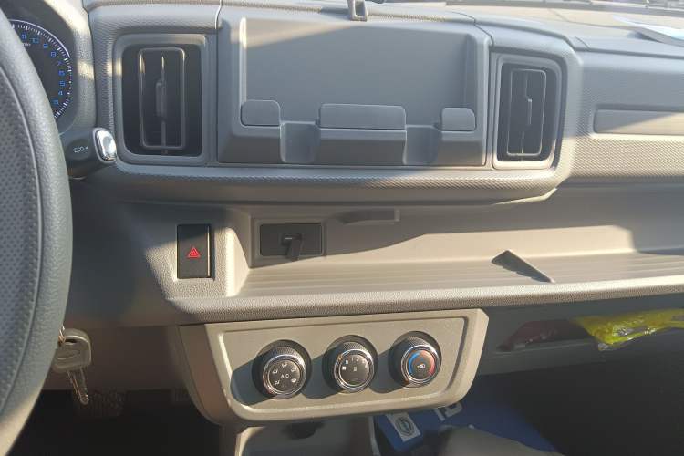 Used Karry Jiangtun E5 2024 268 km Range Open-Window 6-Seater Version Audio And AC Panel